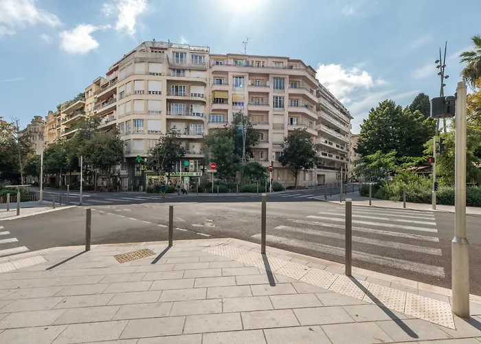 Elegant Condo With Balconies In The Heart Of Nice